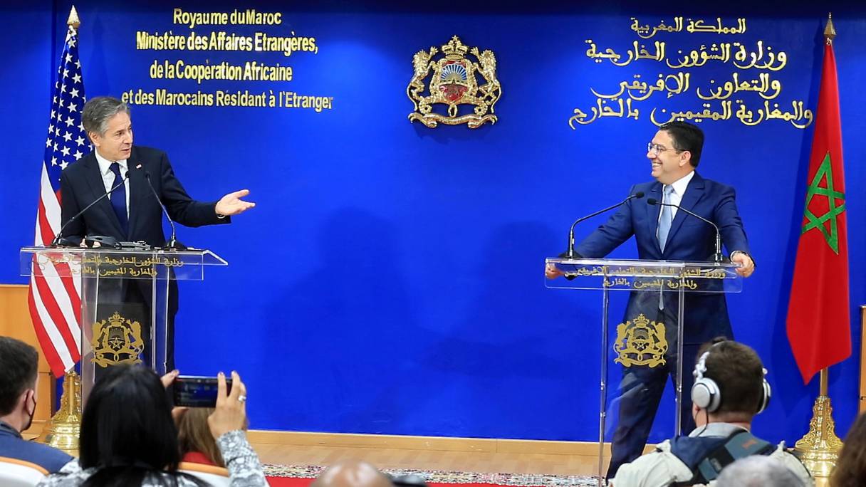 Le secrétaire d'Etat américain Antony Blinken et son homologue marocain Nasser Bourita, en conférence de presse à l'issue de leur rencontre à Rabat au siège du ministère des Affaires étrangères, le 29 mars 2022.

