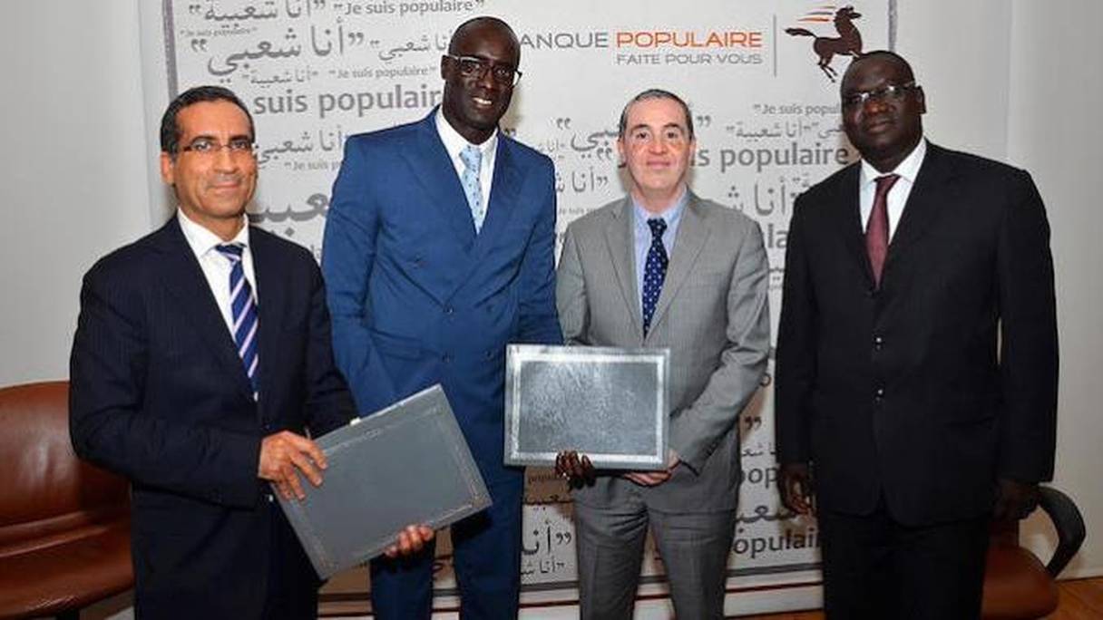 Laïdi El Wardi, DG en charge de la Banque de détail à la BCP, Abdoulaye Diop, Président de l’ARSEREM, Hassan Debbagh, DGA en charge de la Banque des particuliers et des professionnels à la BCP, et Massamba Sarr, Consul général du Sénégal à Casablanca.
