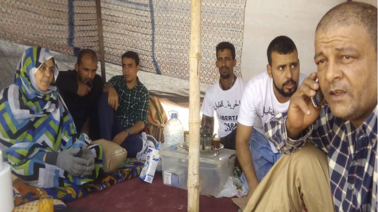 L'épouse, les enfants et les proches d'Ahmed El Khalil en sit-in devant le siège du HCR à Rabouni.
