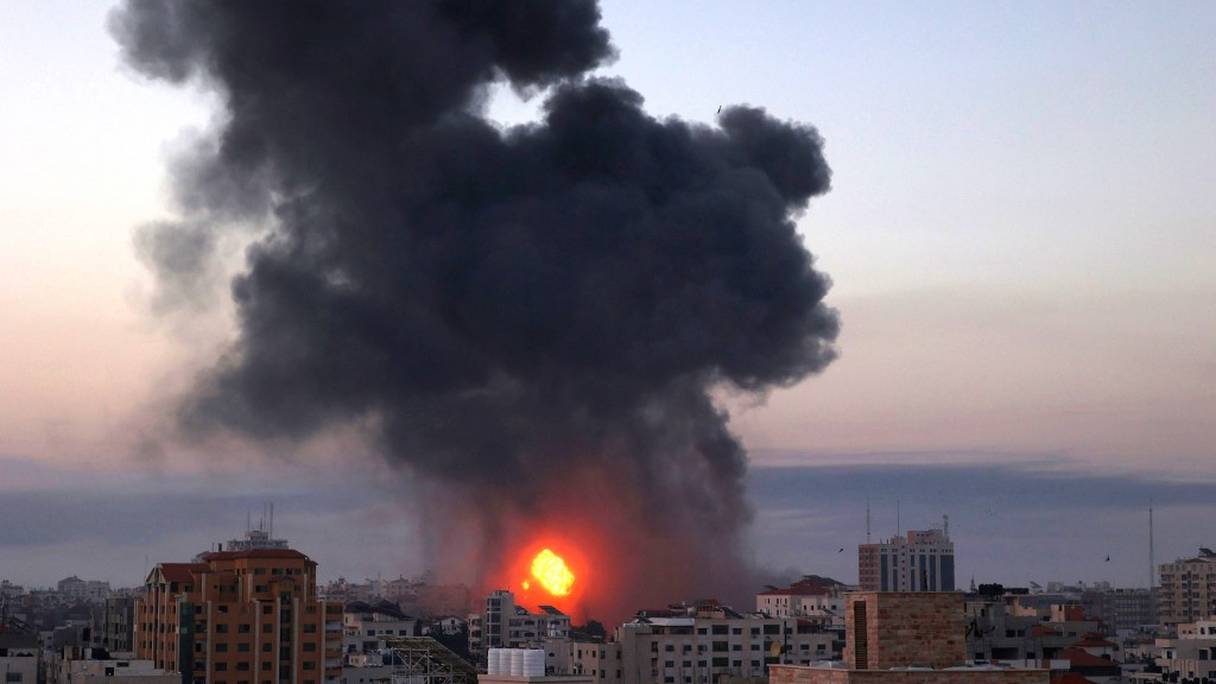 De la fumée monte après une frappe aérienne israélienne dans la ville de Gaza, près du parc de Barcelone et de plusieurs lieux gouvernementaux. C'est l'une des plus importantes frappes aériennes sur la bande de Gaza, aux premières heures du 12 mai 2021. 
