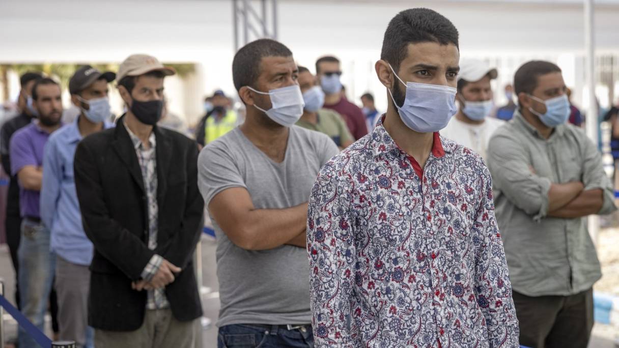 Des Marocains attendent leur tour dans un centre de vaccination Covid-19, à Casablanca, le 9 août 2021.
