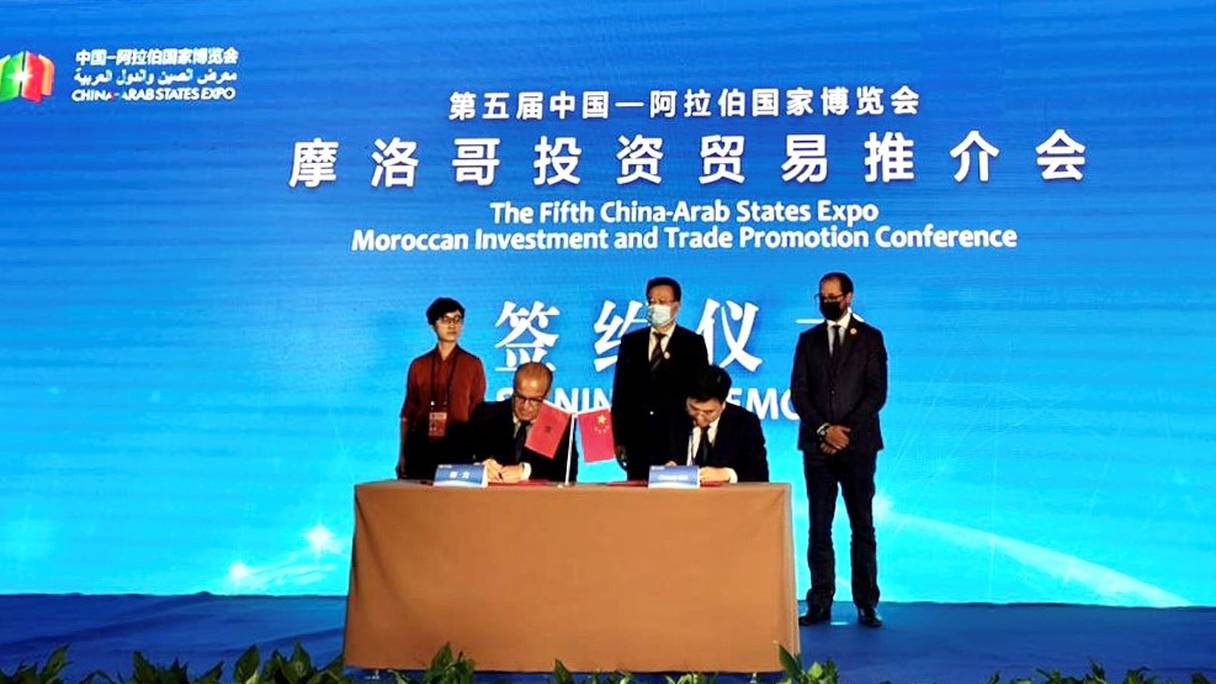 Signature de l'accord de partenariat entre Said Adren, directeur général de Bank Of Africa - Shanghai et Wan Zhijun, vice directeur général de Sokon Motor Group.
