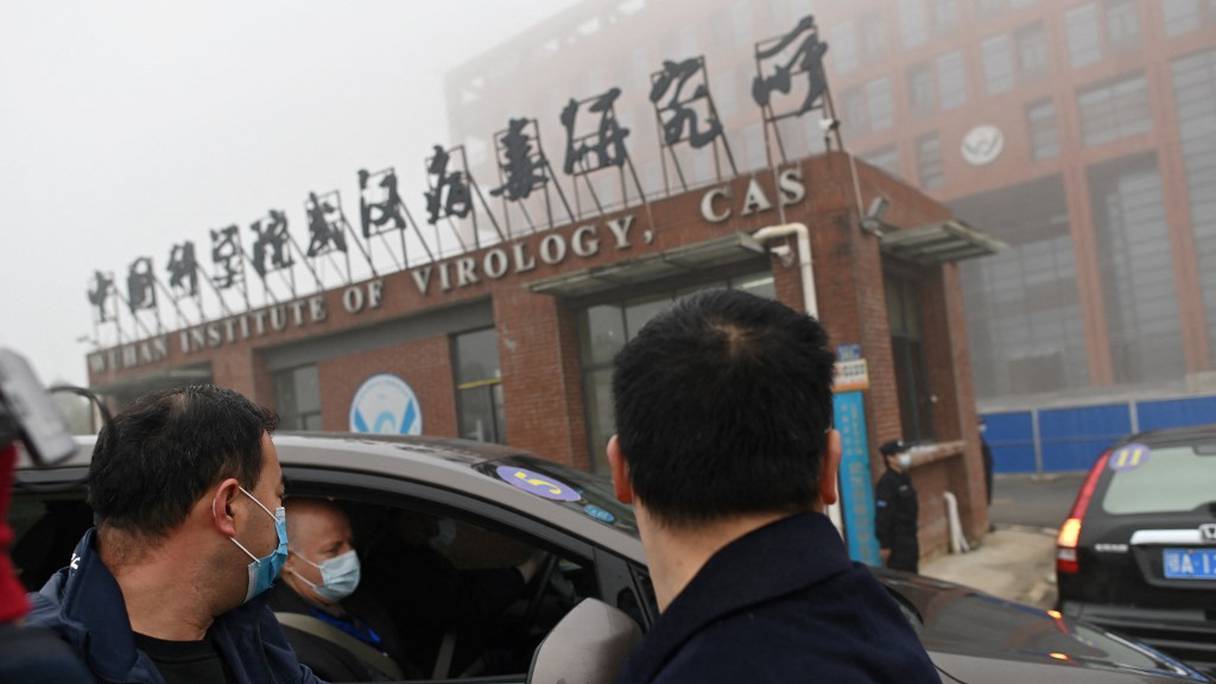 Des membres de l'équipe de l'Organisation mondiale de la santé (OMS) enquêtant sur les origines du coronavirus Covid-19 arrivent en voiture à l'Institut de virologie de Wuhan, dans la province centrale du Hubei en Chine le 3 février 2021. 
