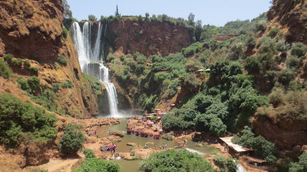 Cascades d'Ouzoud (entre le Moyen Atlas et le Haut Atlas). Alimentées par l'oued el-Abid, affluent de l'Oum er-Rbia, l'oued le plus important du Maroc, ces chutes d'eau d'environ 110 m, les plus hautes d'Afrique du Nord, sont situées à 1060 mètres d'altitude. 
