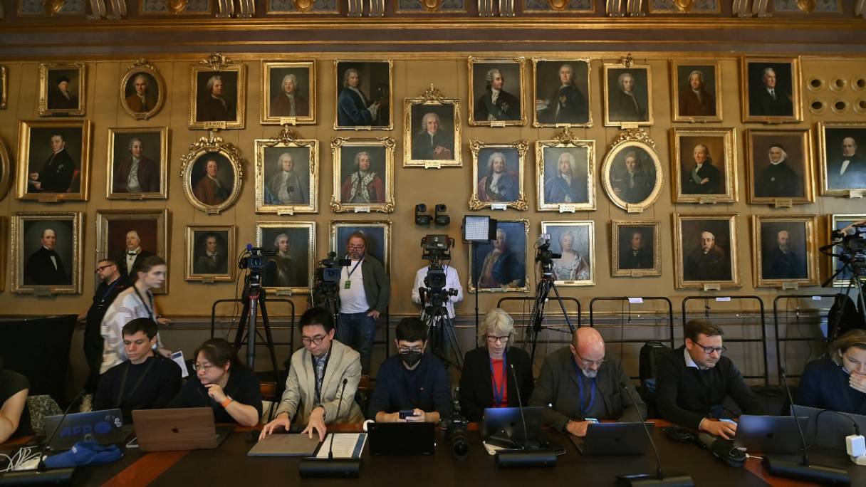 Des journalistes attendent l'annonce des lauréats du prix Nobel de physique 2022, à l'Académie royale des sciences de Suède, à Stockholm, le 4 octobre 2022.
