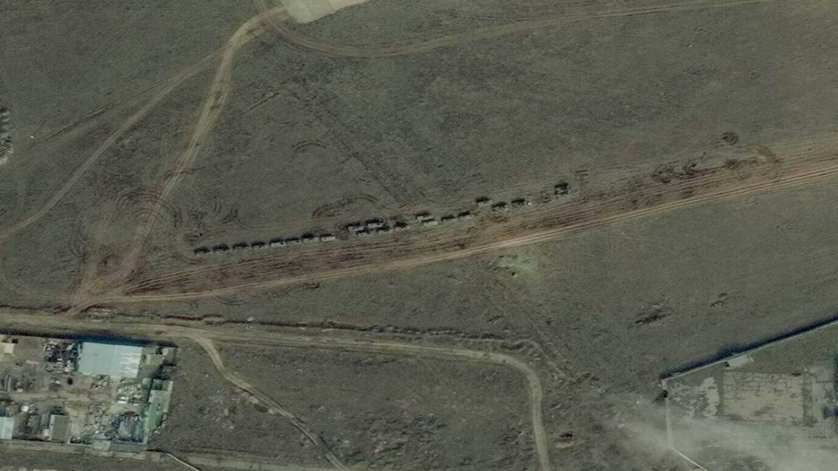 Cette image satellite publiée par Maxar Technologies montre un aperçu d'un convoi militaire près de la garnison d'Eupatoria, en Crimée, le 15 février 2022.
