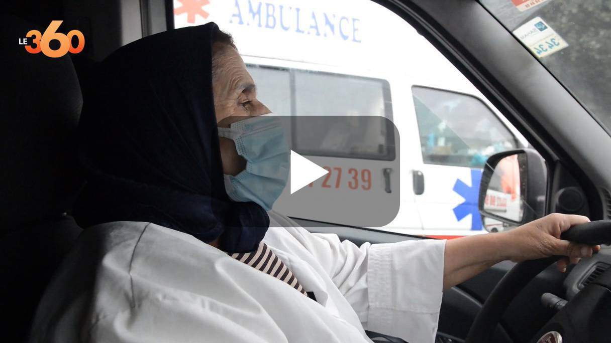 Lhajja Saïda au volant de son ambulance.
