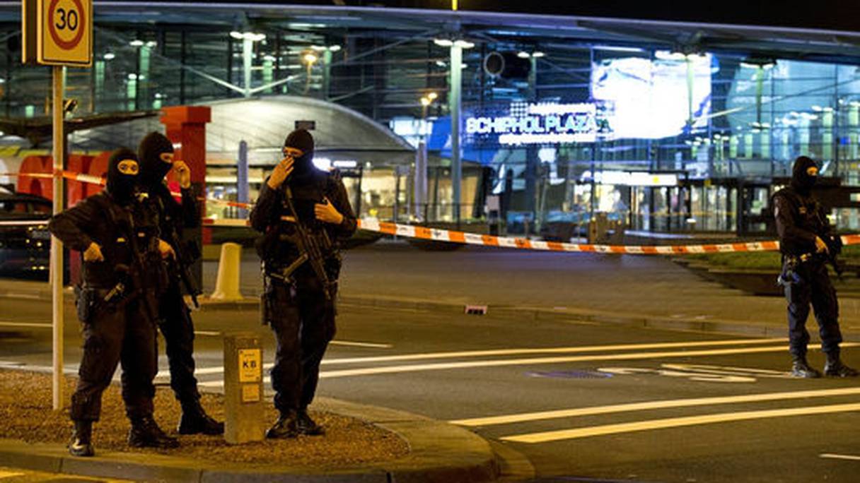 Des policiers à l'aéroport d'Amsterdam. 
