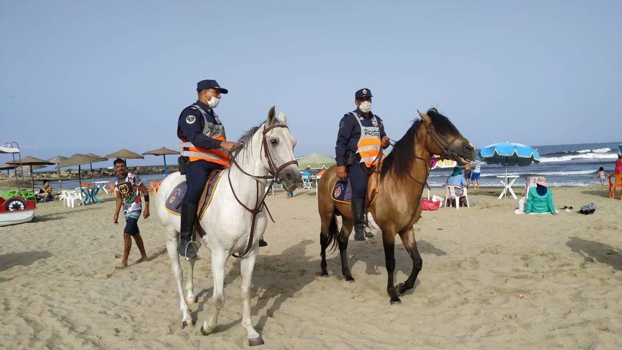 La police montée de la DGSN veillant au respect des règles sanitaires sur les plages marocaines, ici à Cabo Negro.
