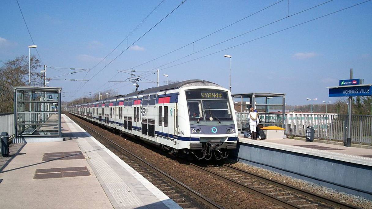 Un RER (pour Réseau express régional) en gare d'Achères-Ville, dans les Yvelines, en France. 
