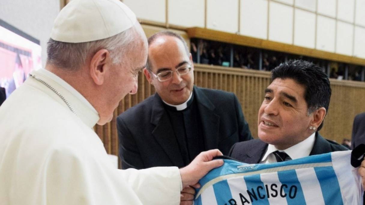 Le pape François et Diego Maradona.
