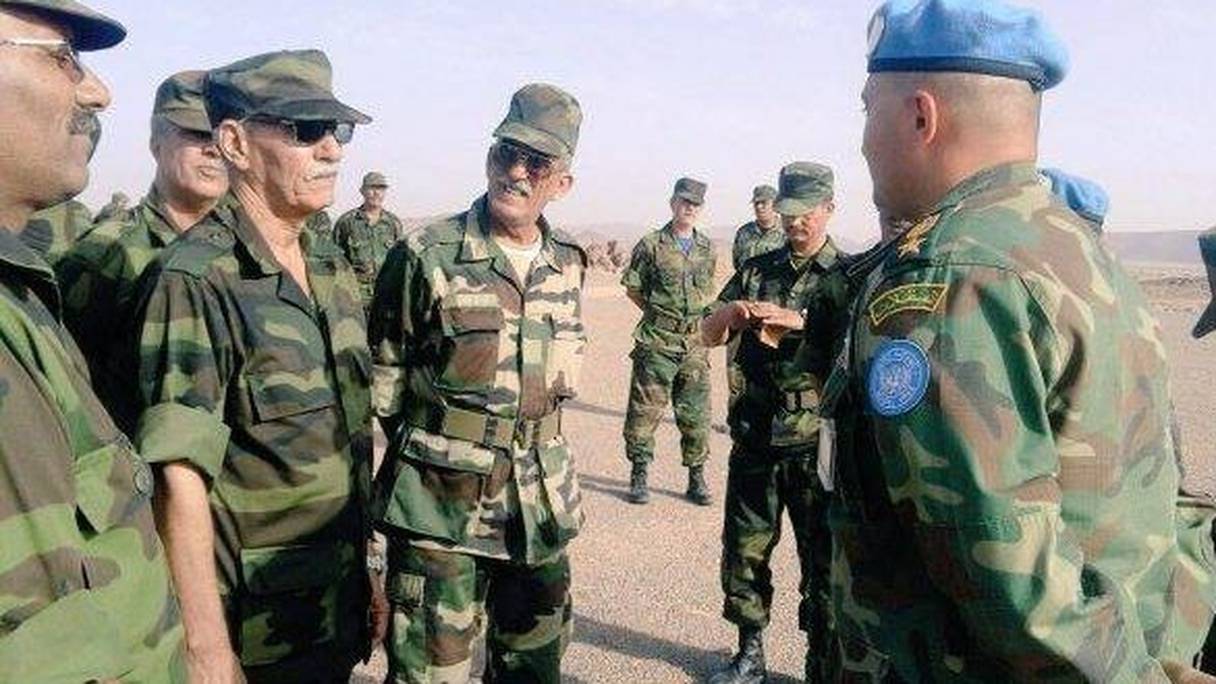 Le chef du Polisario, Brahim Ghali, en discussion avec des éléments de la MINURSO.
