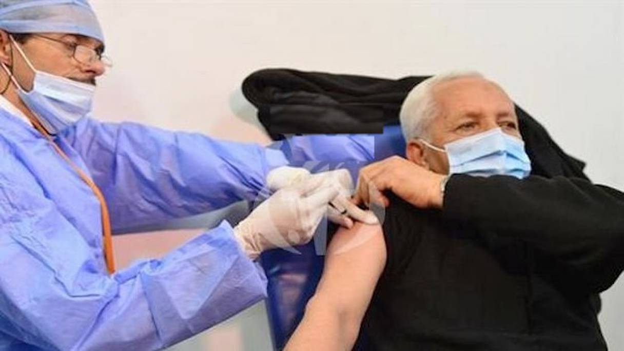 Abderrahmane Benbouzid, ministre algérien de la Santé, se faisant vacciner.
