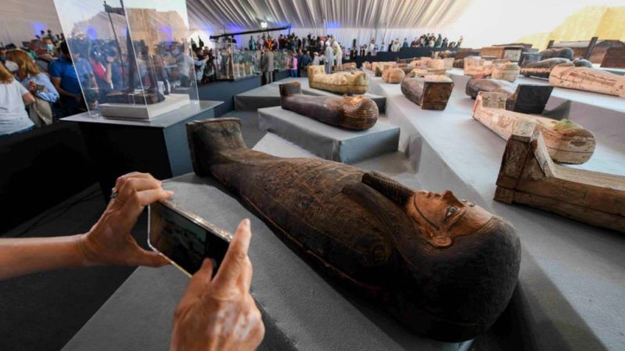 Les cercueils en bois scellés datent de la Basse époque (entre 700 et 300 ans av. J.-C.) et de la période ptolémaïque (323 à 30 avant J.-C.)

