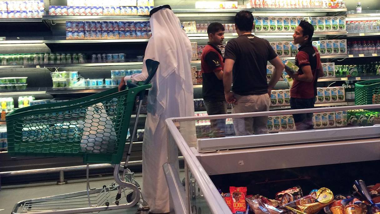 Des clients font leurs courses dans un supermarché Al-Meera à Doha au Qatar. 
