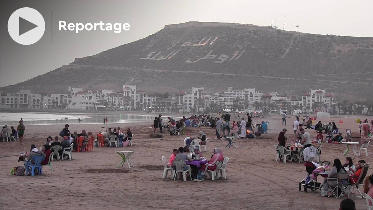 A Agadir, les habitants sont de plus en plus nombreux, en famille ou entre amis, à choisir de rompre le jeûne sur le sable d'une plage.
