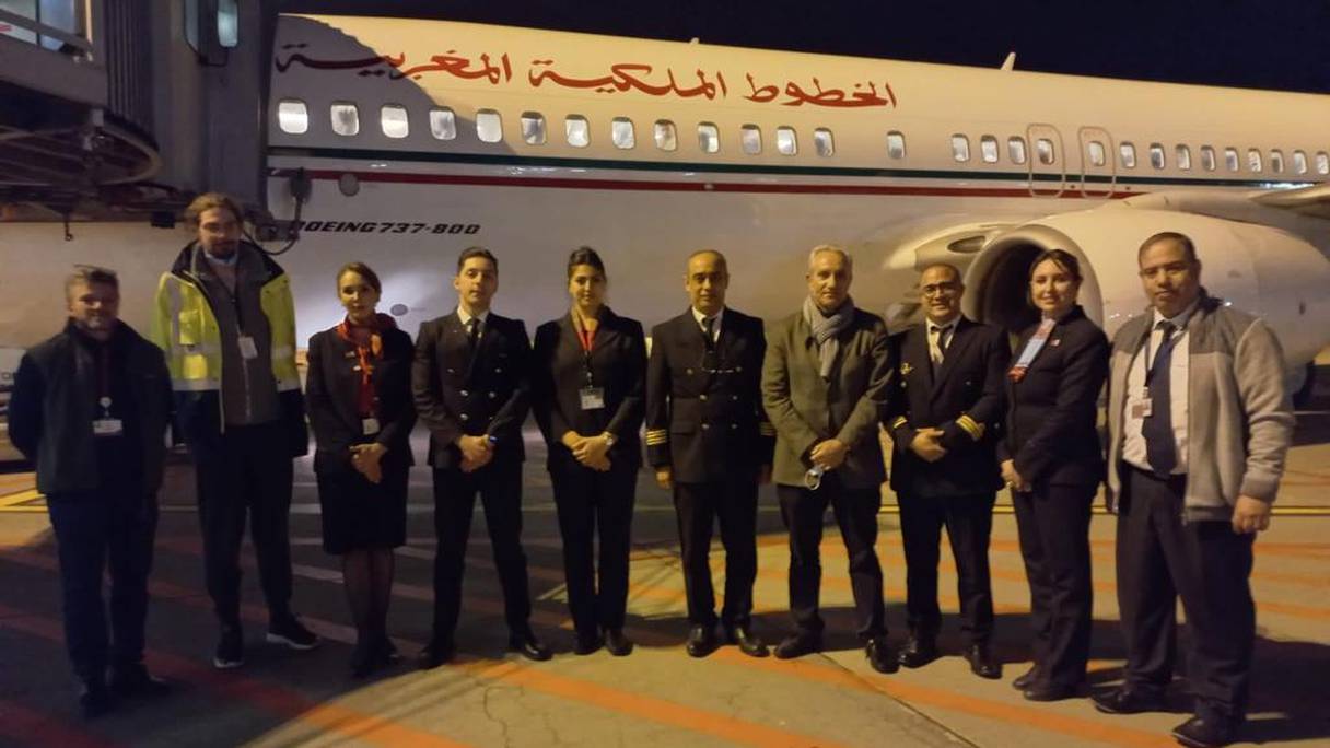 L’Ambassadeur du Maroc en Pologne, Abderrahim Atmoun, avec l'équipage d'un avion RAM mobilisé pour le rapatriement des Marocains d'Ukraine, à l'aéroport de Varsovie, le samedi 5 mars 2022.

