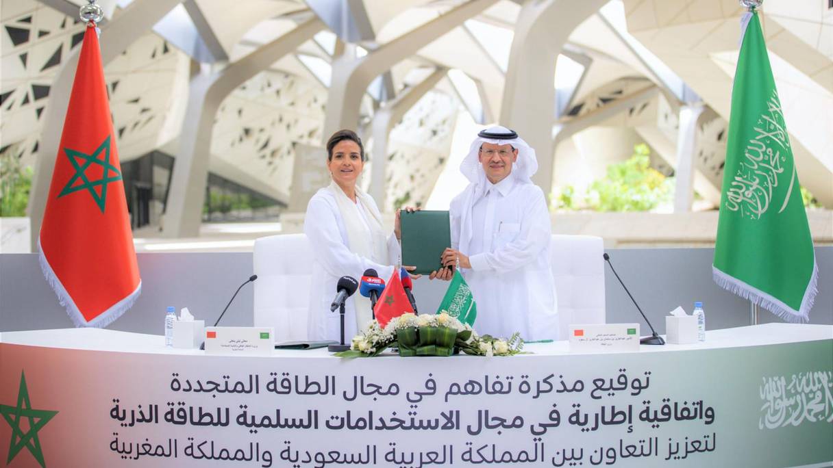 La ministre de la Transition énergétique et du Développement durable, Leila Benali, et le ministre saoudien de l'Energie, le Prince Abdulaziz bin Salman bin Abdulaziz Al Saud, signent deux accords, à Riyad, le 9 mai 2022.
