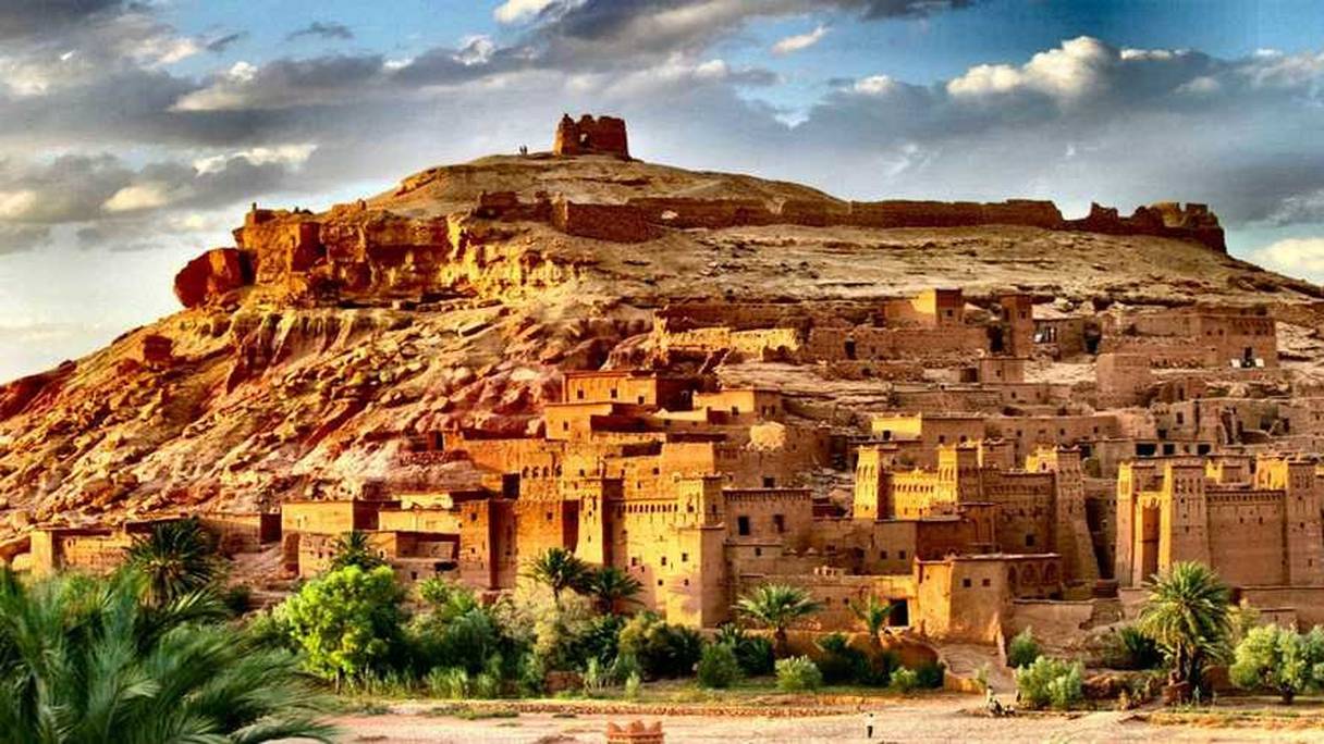 Aït ben Haddou, située à 30 km au nord-ouest de Ouarzazate, est un joyau de l’architecture traditionnelle du sud marocain, classée au patrimoine mondial de l’UNESCO en 1987. Ce village fortifié attire de nombreux tournages de films et séries: Gladiator, La Momie, Game of Thrones...
