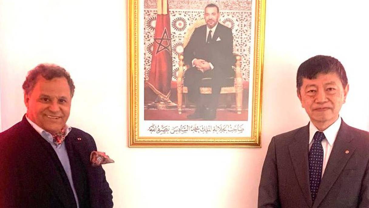 Mehdi Qotbi, président de la Fondation nationale des musées, et Shinozuka Takashi, ambassadeur du Japon au Maroc.
