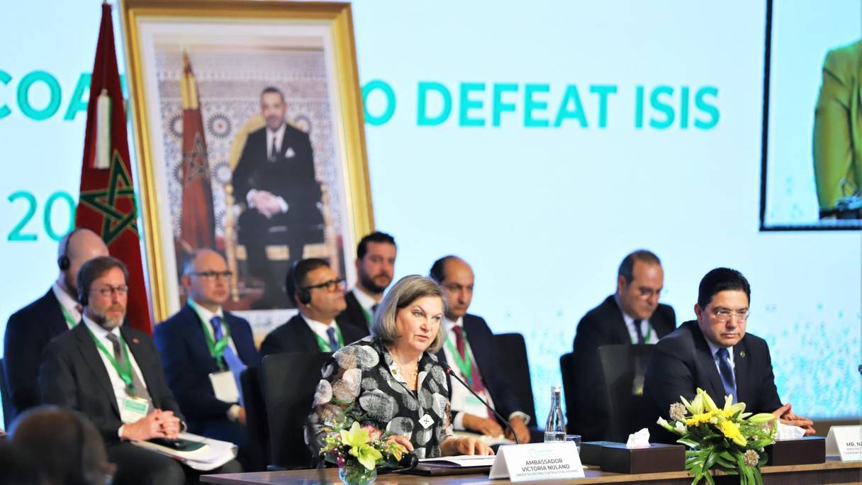 La sous-secrétaire d'Etat chargée des Affaires politiques, Victoria Nuland, s’exprime lors de l’ouverture des travaux de la réunion ministérielle de la Coalition mondiale contre Daech, au côté de Nasser Bourita, le 11 mai 2022, à Marrakech.
