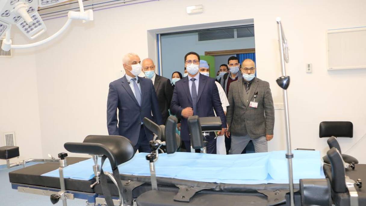 Le ministre de la Santé et de la Protection sociale, Khalid Ait Taleb, lors d'une deuxième visite d'inspection au Centre médical de proximité - Fondation Mohammed V pour la Solidarité, mercredi 6 avril 2022, à Tanger.
