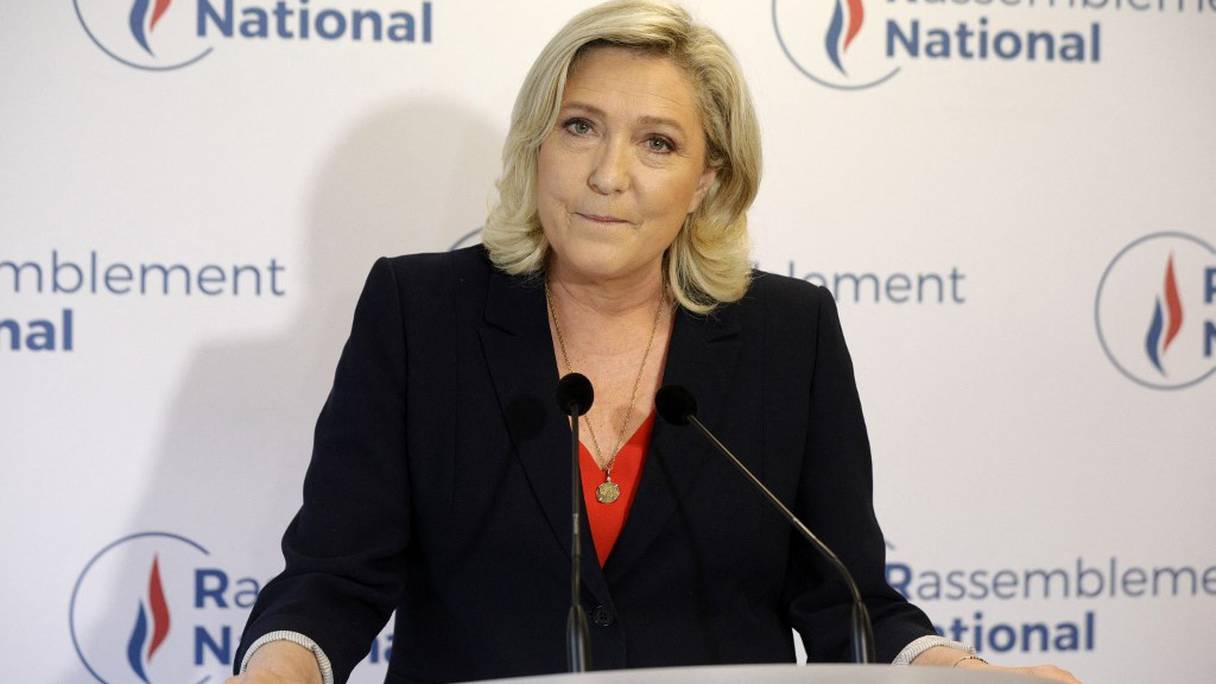 Marine Le Pen, leader du parti d'extrême-droite Rassemblement national (RN) et députée française, s'adresse à la presse au siège du parti après les premiers résultats du second tour des élections régionales à Nanterre, le 27 juin 2021. 
