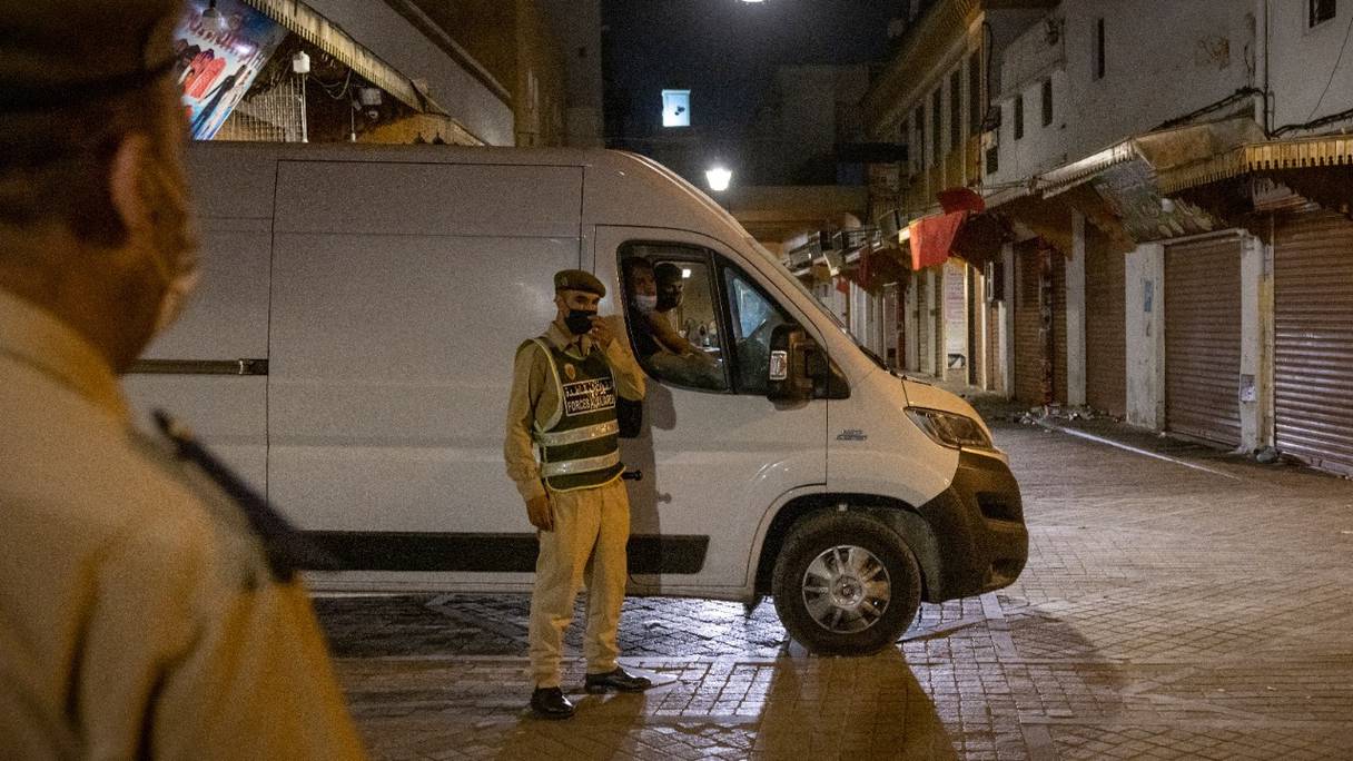 Les forces de sécurité marocaines patrouillent dans la capitale Rabat, le 3 août 2021, alors que le pays a avancé l’heure du couvre-feu et renforcé les restrictions de voyage dans trois grandes villes afin de ralentir l'augmentation des cas de Covid-19.

