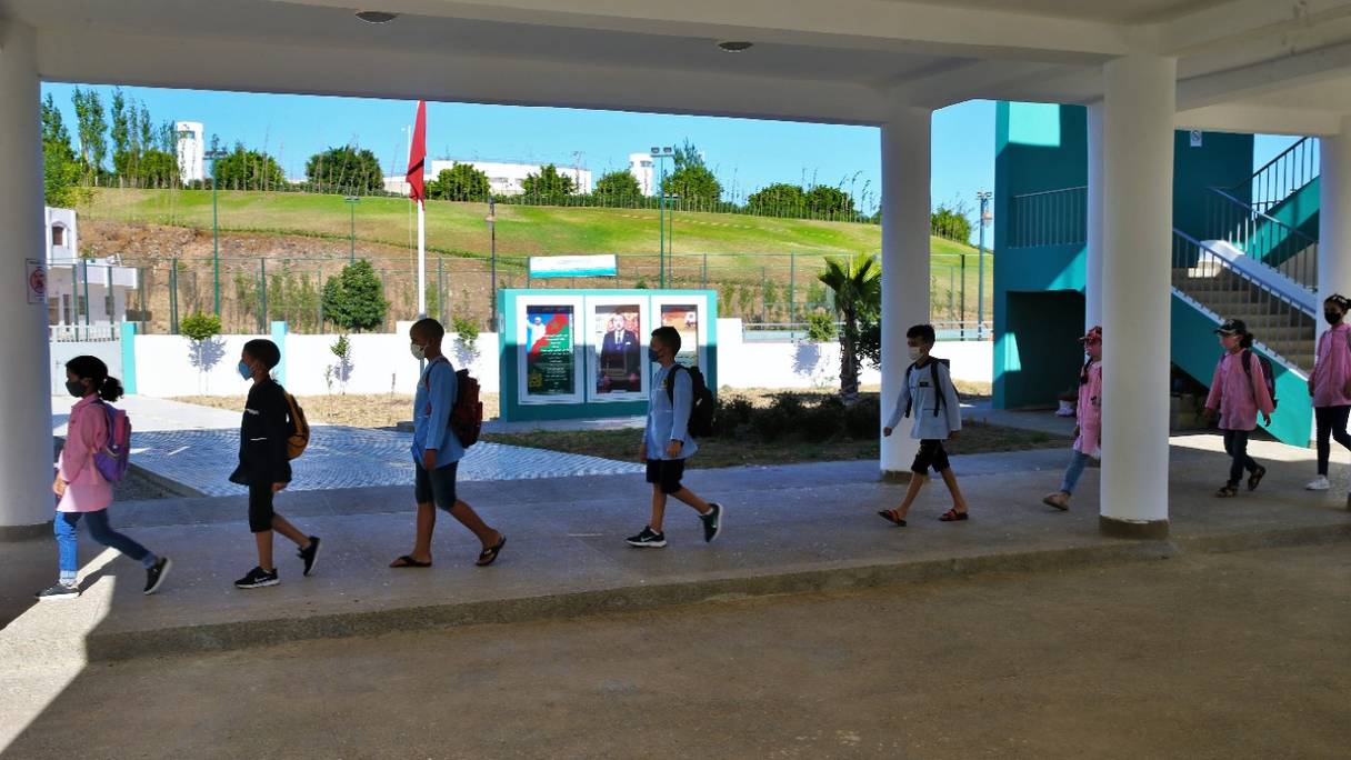 Des élèves de la ville de Tétouan se préparent à la rentrée scolaire, en respectant la distanciation sociale et les mesures sanitaires et préventives contre la pandémie du Coronavirus (photo d'archive prise le 10 septembre 2020).
