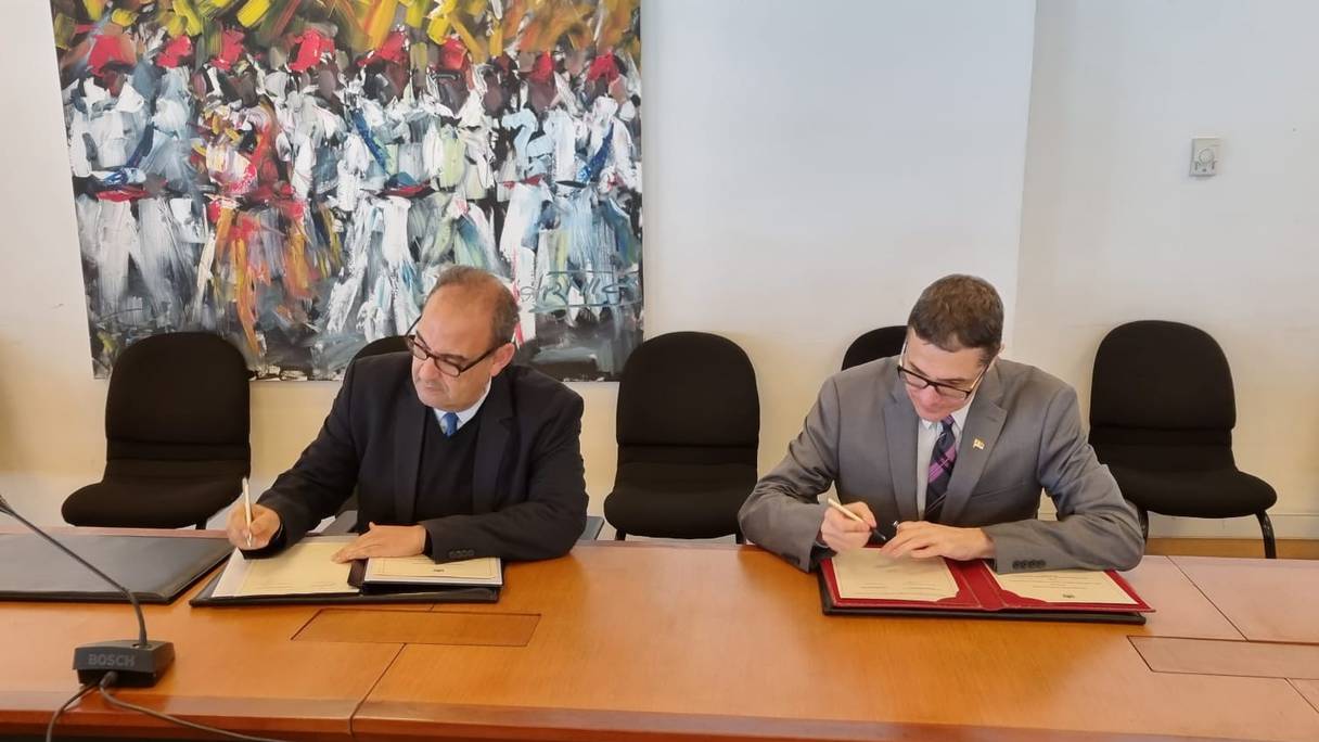 Signature d'une convention de partenariat entre Mohamed El Ferrane, directeur de la Bibliothèque nationale du Royaume du Maroc (BNRM), et Ivan Bauer, ambassadeur de la République de Serbie au Maroc, le 22 février 2022, à Rabat.
