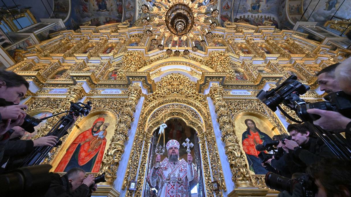 Serhiy Petrovytch Doumenko, métropolite Épiphane de Kiev, chef de l'église ukrainienne, dirige un service de Noël orthodoxe au monastère de Kiev Pechersk Lavra à Kiev, le 7 janvier 2023. 
