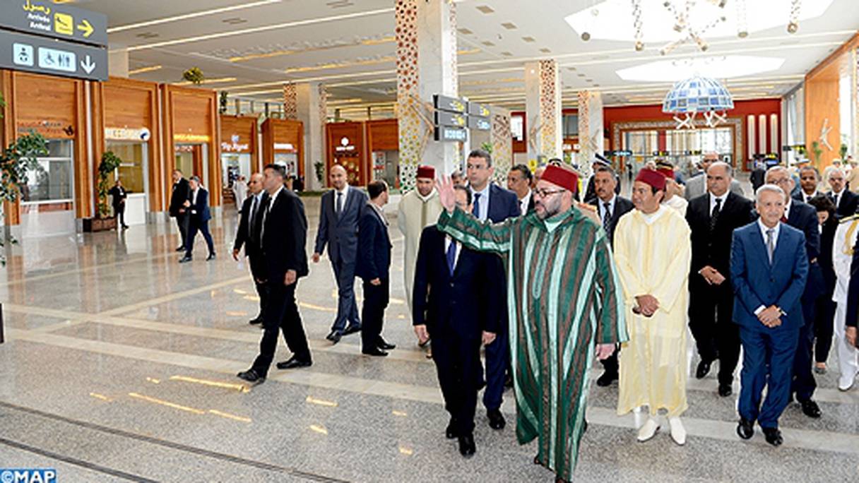 Le roi Mohammed VI inaugurant le nouveau terminal de l'aéroport Fès-Saïss.
