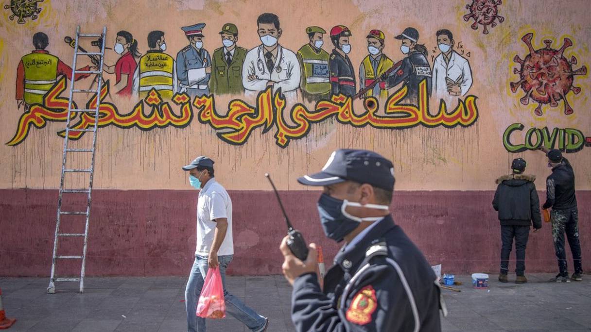 Dans la ville marocaine de Salé, des fresques murales rendent hommage à ceux qui luttent contre la pandémie du coronavirus.
