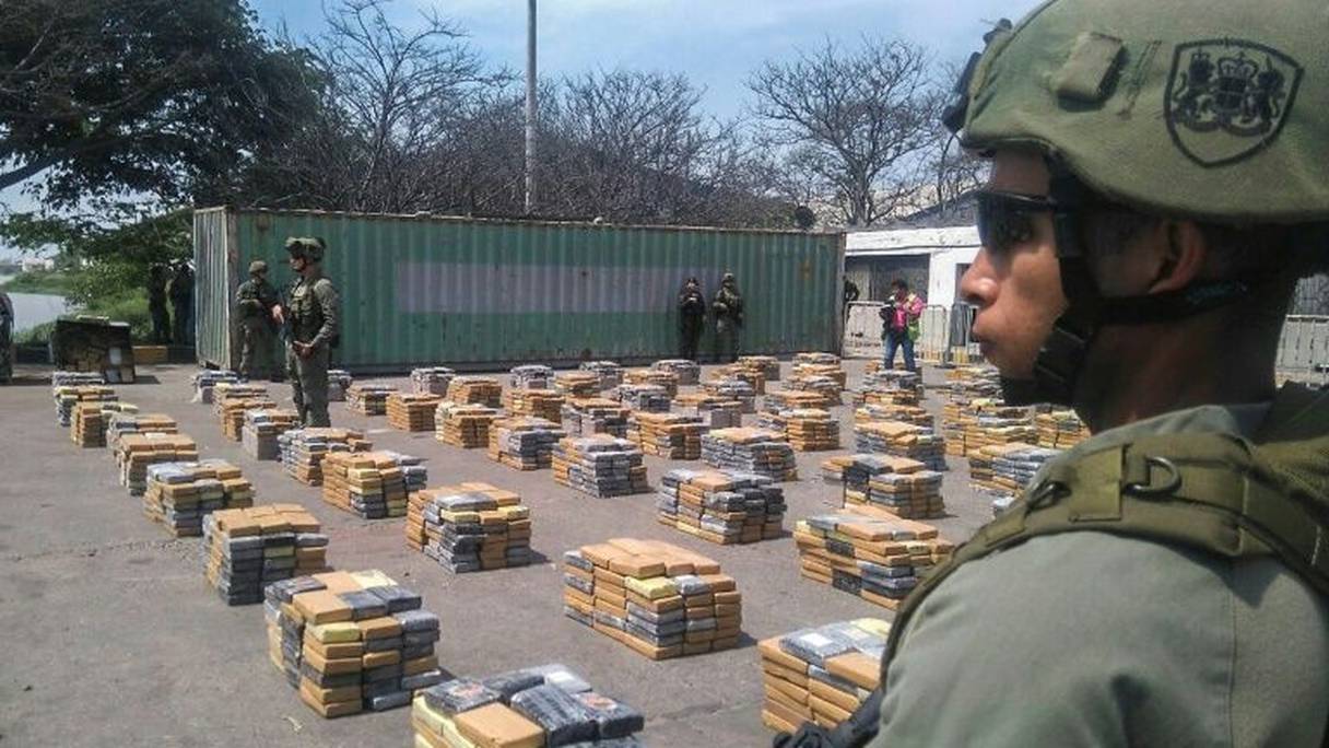 La police anti-drogue colombienne présente une saisie de plus de 6 tonnes de cocaïne, le 2 avril 2017 à Barranquilla. 
