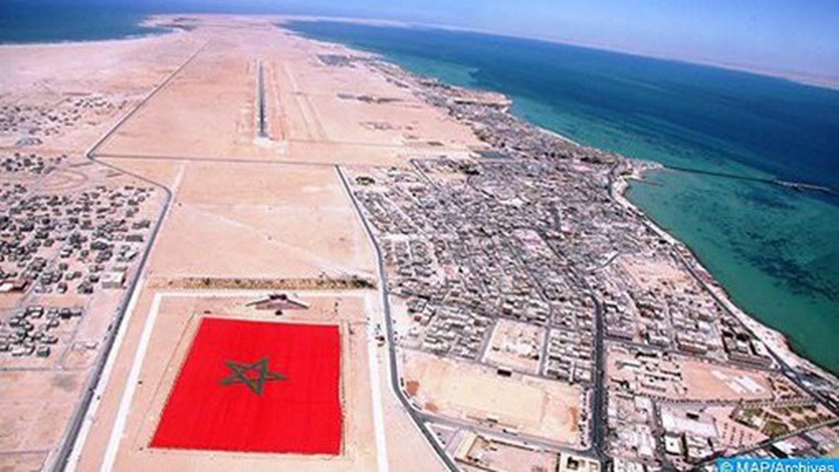 Un drapeau marocain géant déployé à Dakhla.

