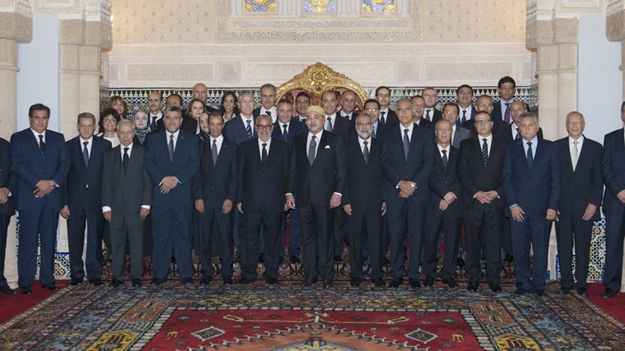 Le nouveau gouvernement El Othmani pose avec le roi, le 5 avril au palais royal de Rabat.
