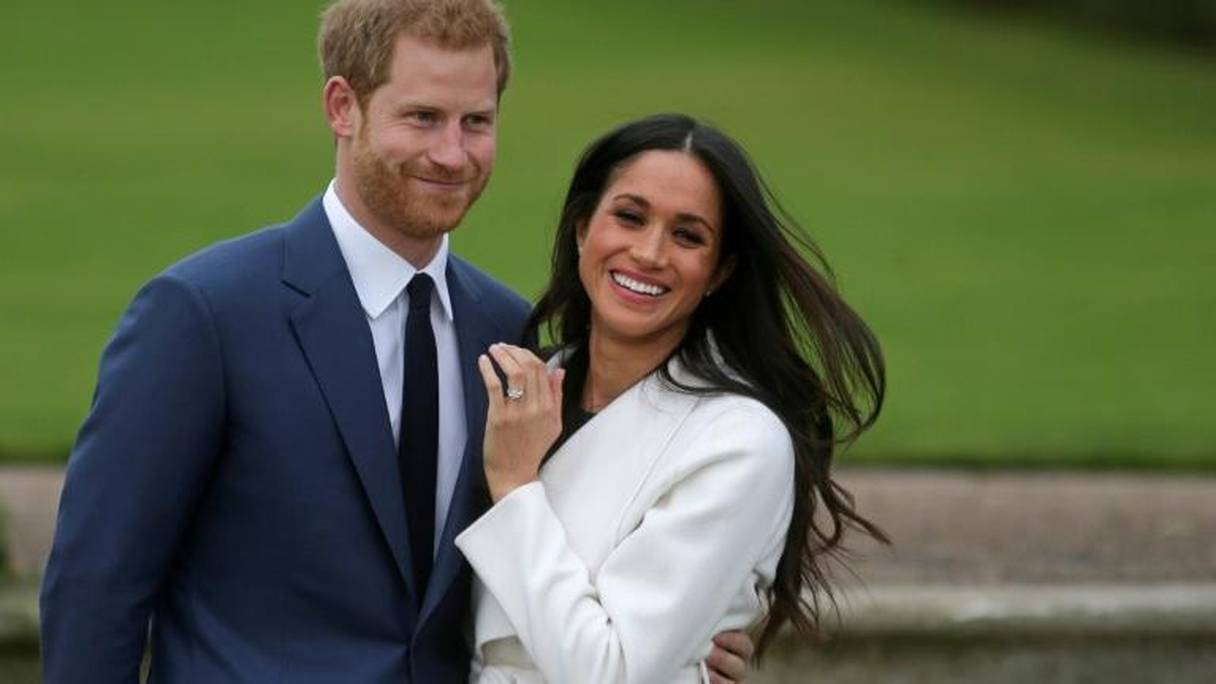 Après l'annonce de leurs fiançailles, le prince Harry pose avec Meghan Markle, à Kensington Palace, à Londres, le 27 novembre 2017. 
