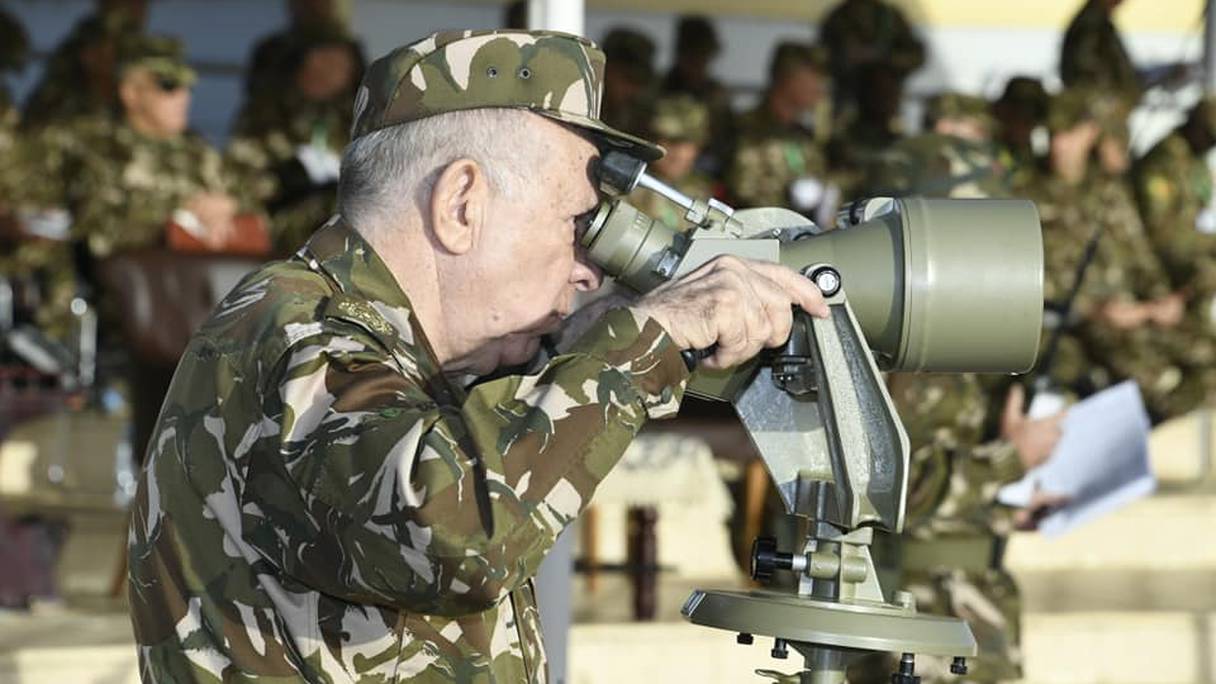 Lors d'un exercice militaire de l'armée algérienne supervisé par Saïd Chengriha, chef de l'ANP.