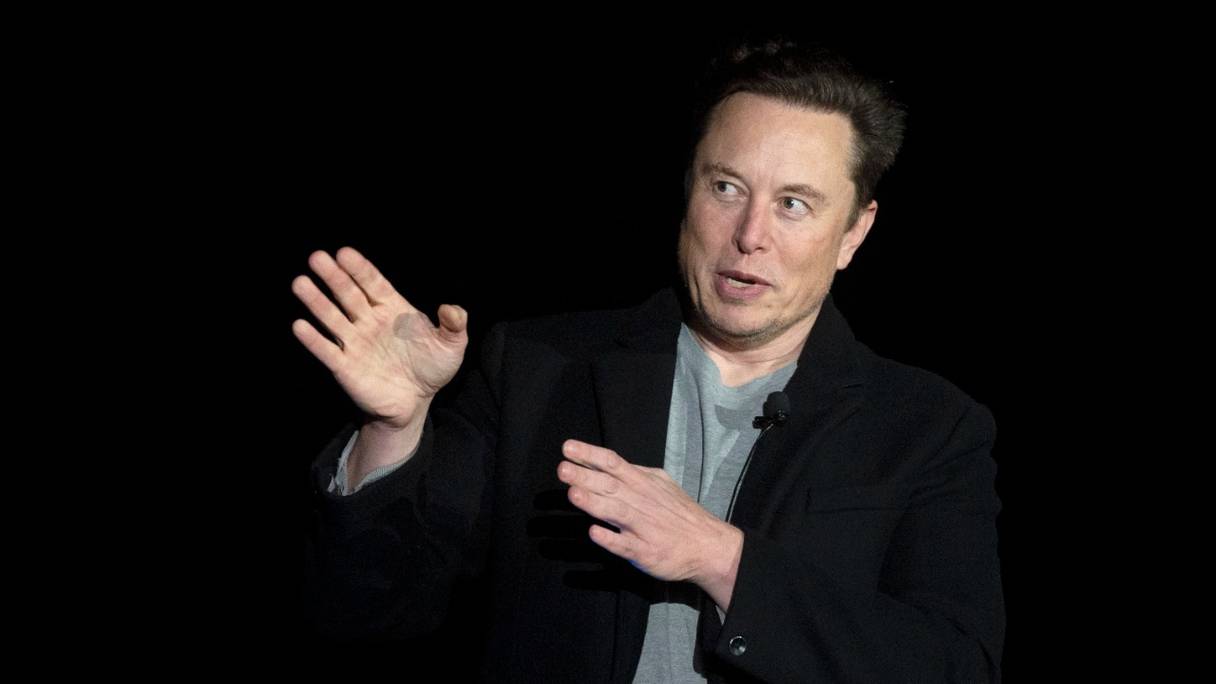 Elon Musk prend la parole au cours d'une conférence de presse lors de l'installation Starbase de SpaceX, près du village de Boca Chica, dans le sud du Texas, le 10 février 2022.
