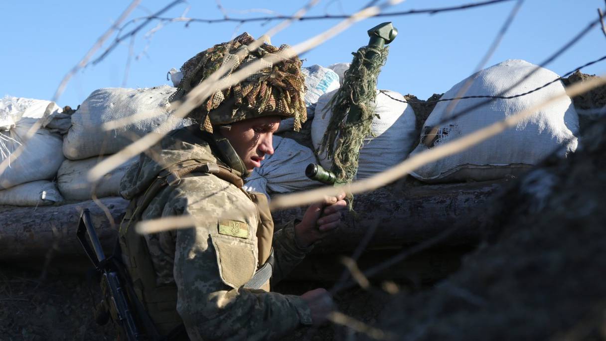 Un soldat des forces de défense territoriale ukrainiennes sécurise une tranchée sur la ligne de front avec des séparatistes soutenus par la Russie près d'Avdiivka, dans le sud-est de l'Ukraine, le 8 janvier 2022.
