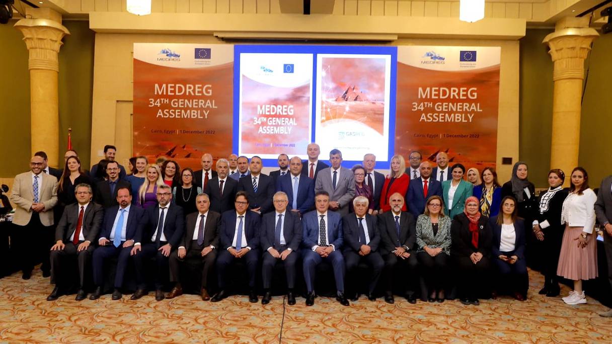 Les participants à la 34e Assemblée générale de MEDREG posent ensemble au Caire, le 1er décembre 2022.
 
