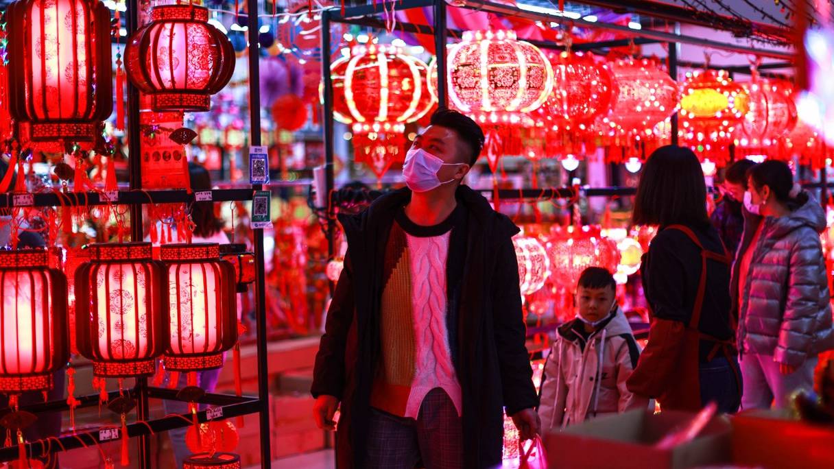 Un homme achète des lampions traditionnels avant le Nouvel An à Shenyang, dans la province du Liaoning, dans le nord-est de la Chine, le 29 décembre 2021.
