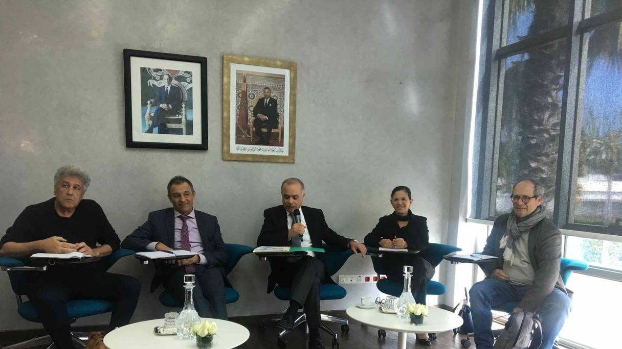 De g. à d.: Mohamed Tozy, Ahmed Réda Chami, Chakib Benmoussa, Hakima Himmich et Driss Ksikes, en conférence de presse à l'issue des 50 jours de travaux de la Commission en charge d'un nouveau modèle de développement pour le Maroc, à Rabat, le 4 février 2020. 
