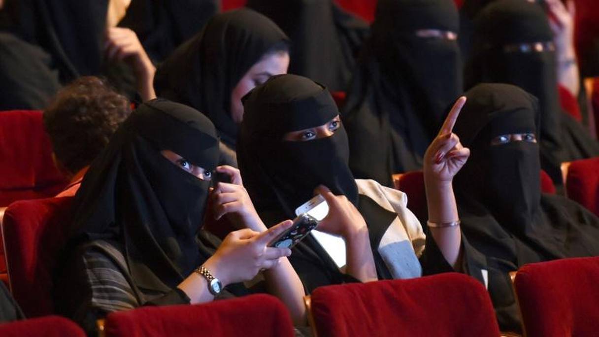 Des Saoudiennes assistent à une projection dans une salle de cinéma à Riyad le 20 octobre 2017.
