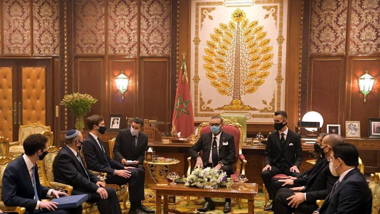 Le Roi Mohammed VI accorde une audience, mardi 22 décembre au Palais royal de Rabat, à Jared Kushner, Meir Ben-Shabbat et Avrahm Joel Berkowitz.
