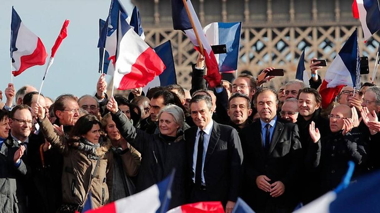 François Fillon entouré de la foule de ses partisans, dimanche 5 mars à Paris. 
