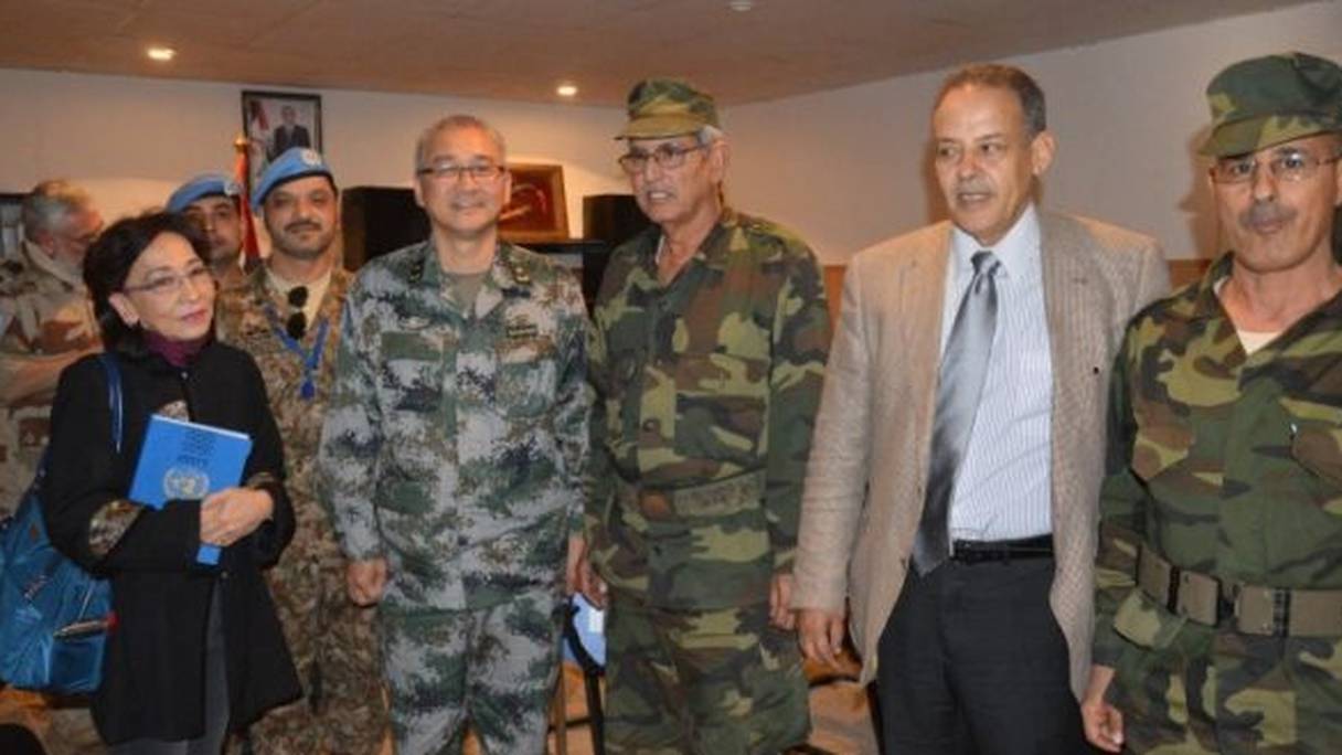 Kim Bolduc à Tindouf pour discuter du retrait des éléments armés du Polisario de la zone tampon de Guerguerat. Ici, avec le soi-disant "ministre sahraoui de la Défense" et le coordinateur du Polisario avec la MINURSO.
