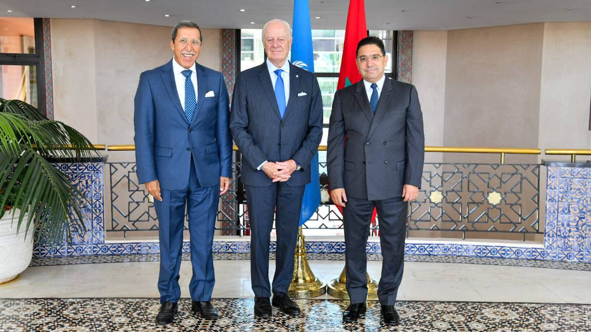 Staffan de Mistura, Nasser Bourita et l’ambassadeur, représentant permanent du Royaume du Maroc auprès de l’ONU, Omar Hilale.