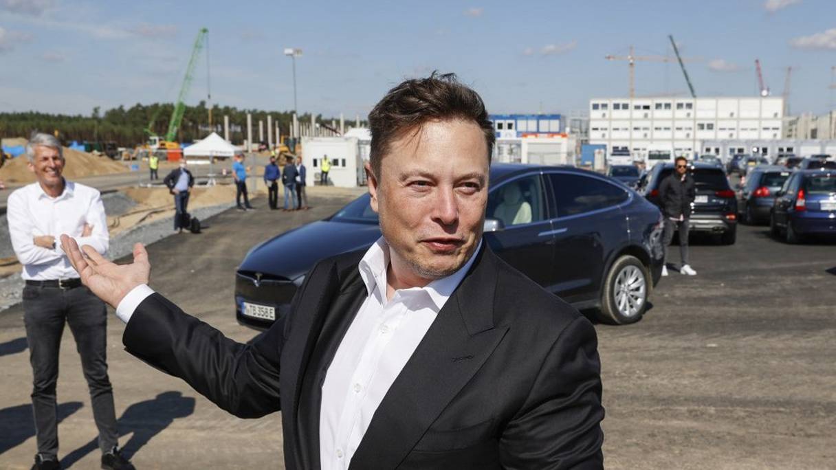 Elon Musk, patron de Tesla, en visite près de Berlin, le 3 septembre 2020, dans un futur site de montage de voitures électriques. 
