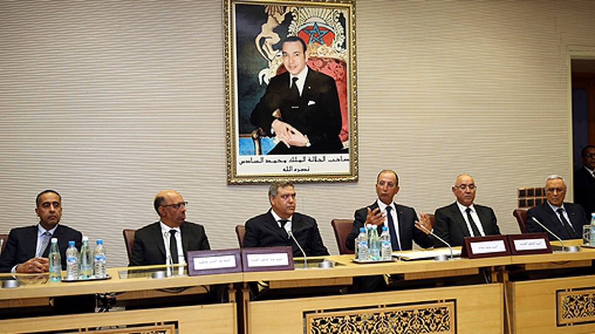 Passation de pouvoirs, ce 5 avril, entre Mohamed Hassad et Abdelouafi Laftit, en présence de plusieurs hauts responsables sécuritaires.
